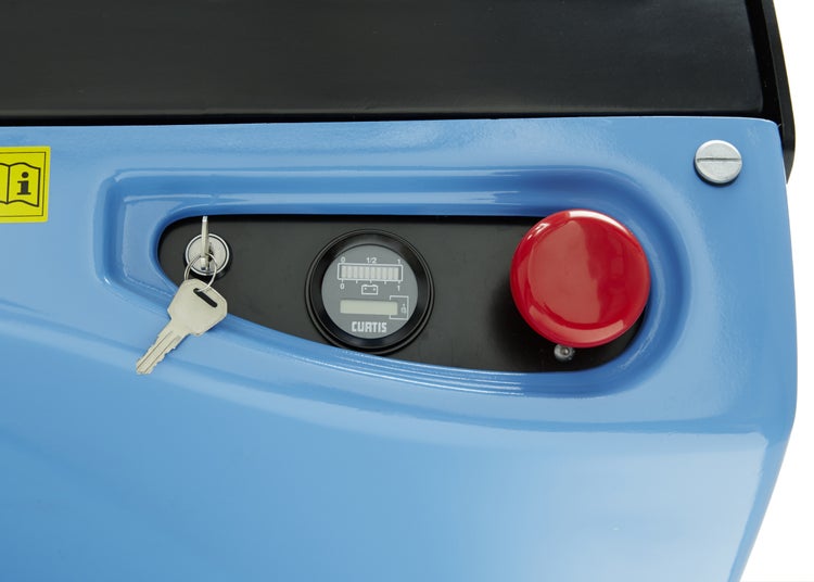 Detailansicht der Bedienelemente eines Geräts mit Schlüssel, Messgerät und rotem Knopf