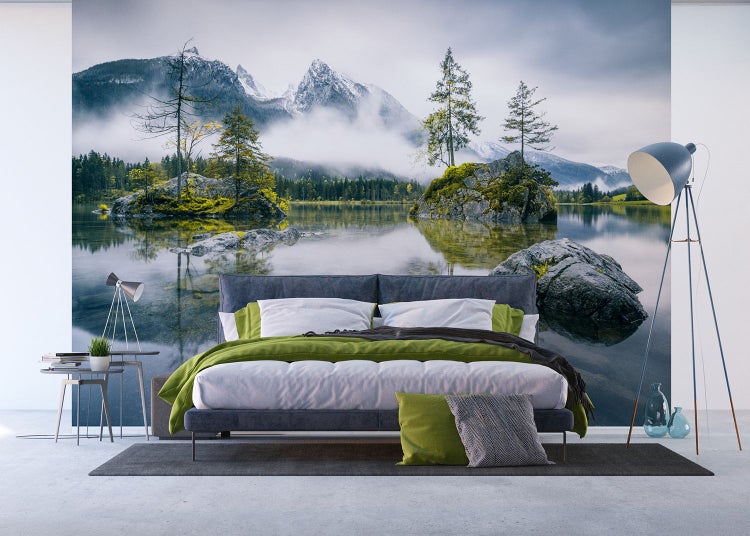 Schlafzimmer mit Fototapete eines Bergsees