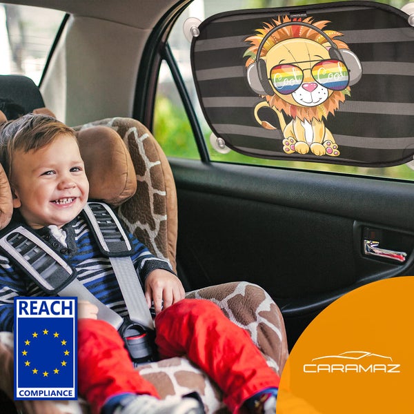 Auto-Sonnenschutz mit Löwen-Motiv am Seitenfenster, Kind im Kindersitz im hellen Fahrzeuginnenraum. REACH Konformitätssiegel und CARAMAZ Logo.