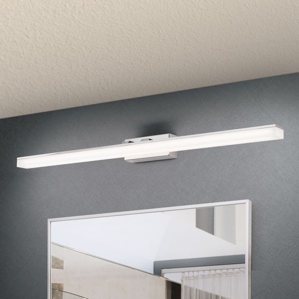Moderne LED Spiegelleuchte für das Badezimmer mit schmalem Design zur Wandmontage oberhalb eines Spiegels.