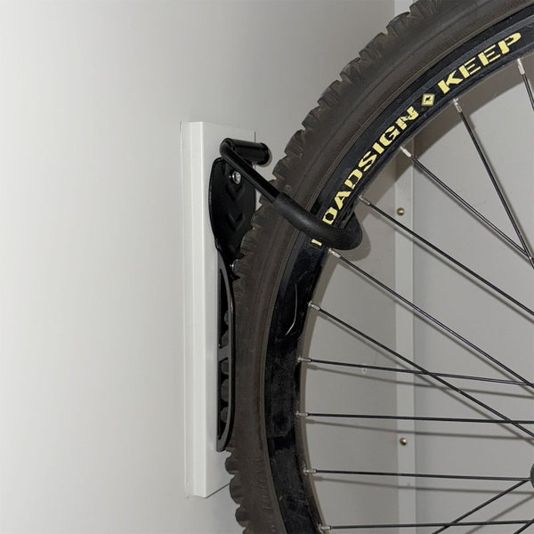 Wandhalterung für Fahrräder aus Metall, montiert an einer Schiene, hält ein Rad platzsparend an der Wand.