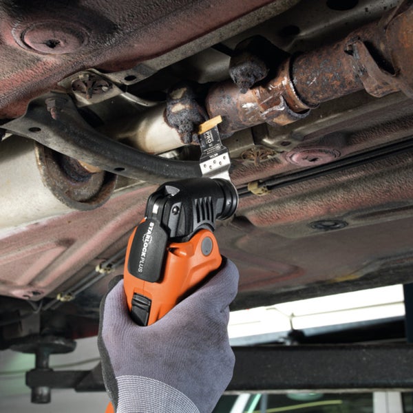 Multifunktionswerkzeug im Einsatz an einem Autoauspuff.