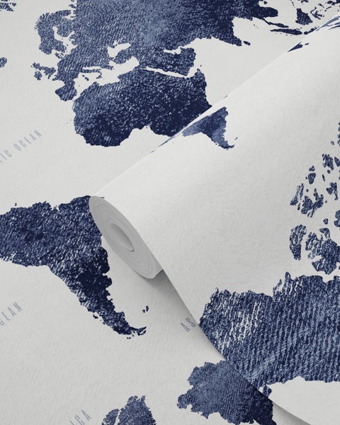 Nahaufnahme einer Rolle Tapete mit Weltkartenmotiv