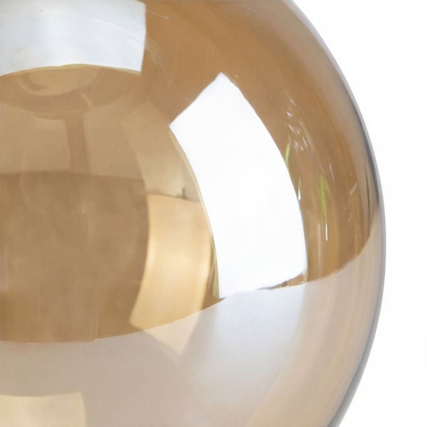 Nahaufnahme einer reflektierenden Glaskugel mit glatter und polierter Oberfläche.