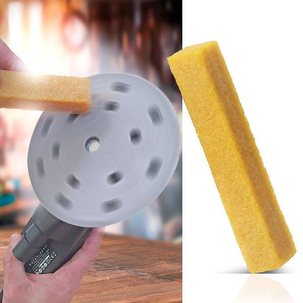 Reinigungsgummi für Schleifmittel bei der Anwendung an einem rotierenden Exzenterschleifer.