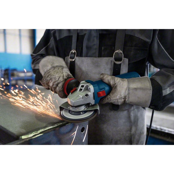 Person arbeitet mit einem Winkelschleifer an Metall, wobei Funken entstehen.