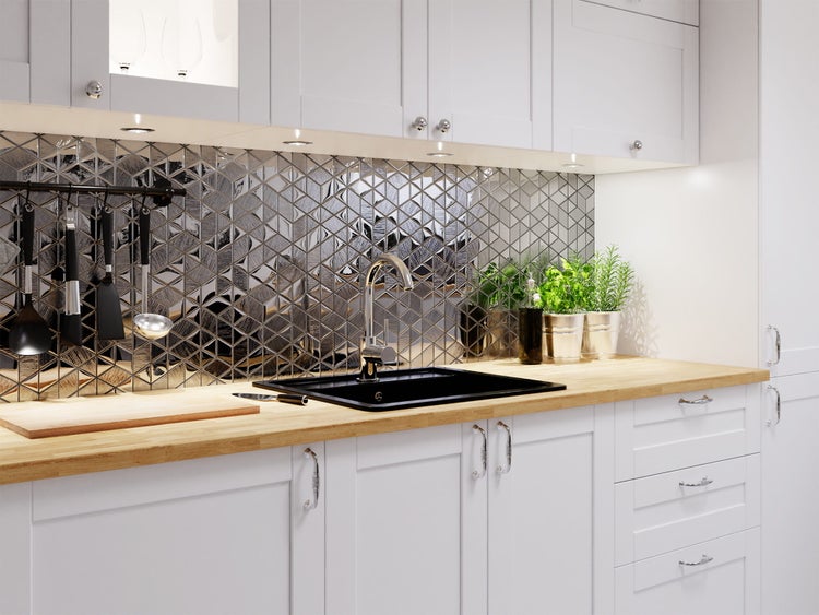 Dekorativer Teppich mit Mustern und ein Holzhocker mit Metallbeinen