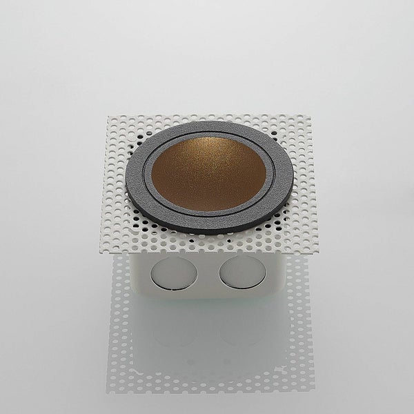 Einbaustrahler mit rundem, dunkelgrauem Rahmen, bronzefarbenem Reflektor, Lochblech und Montagebox.