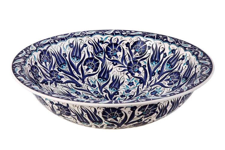 Waschbecken mit floralem Muster in Blau und Weiß