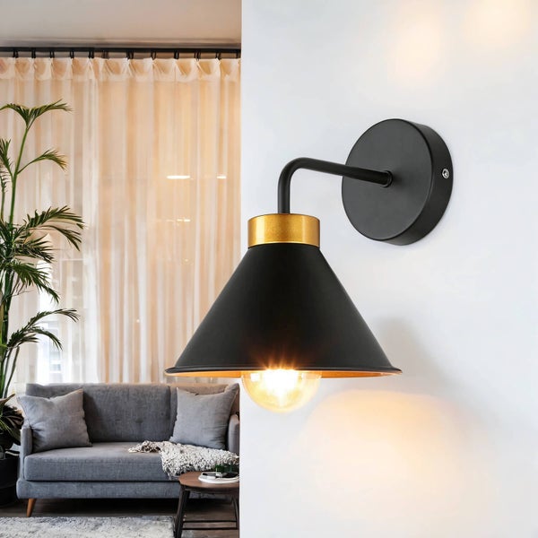 Schwarze Wandleuchte mit Lampenschirm im Wohnzimmer