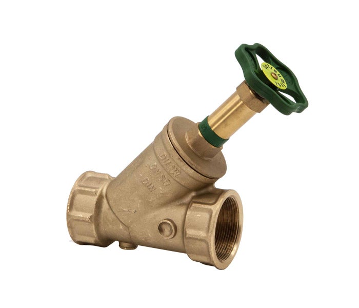 Schrägsitzventil aus Messing mit Handrad zur Regulierung von Wasserleitungen.