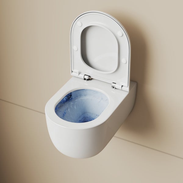 Wand-WC aus Keramik mit offenem Toilettensitz und aktivem Spülvorgang ohne Spülrand.