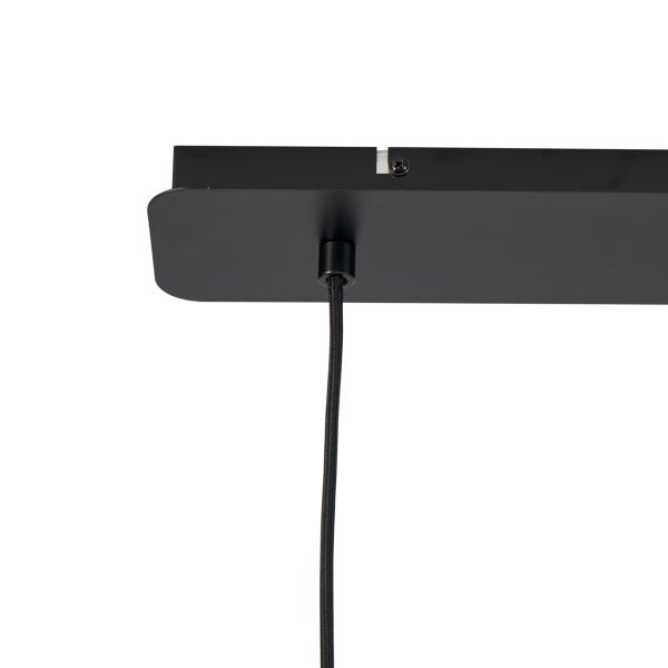 Detailansicht eines schwarzen Deckenbaldachins aus Metall mit herabhängendem Textilkabel für eine Hängeleuchte.