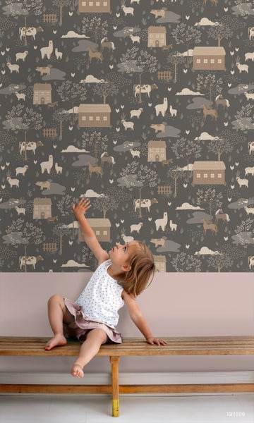 Tapete mit Bauernhofmotiven und spielendem Kind