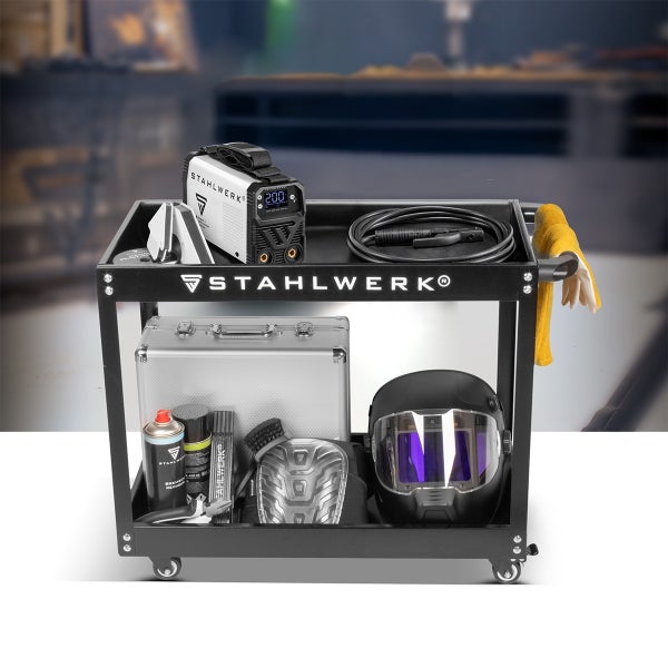 Schwarzer Schweißwagen mit STAHLWERK Schweißgerät, Schweißhelm, Werkzeugkoffer und Zubehör auf zwei Ebenen.