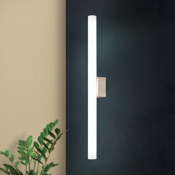 Moderne LED Wandleuchte in stabförmigem Design mit satinierter Abdeckung an einer Wand montiert