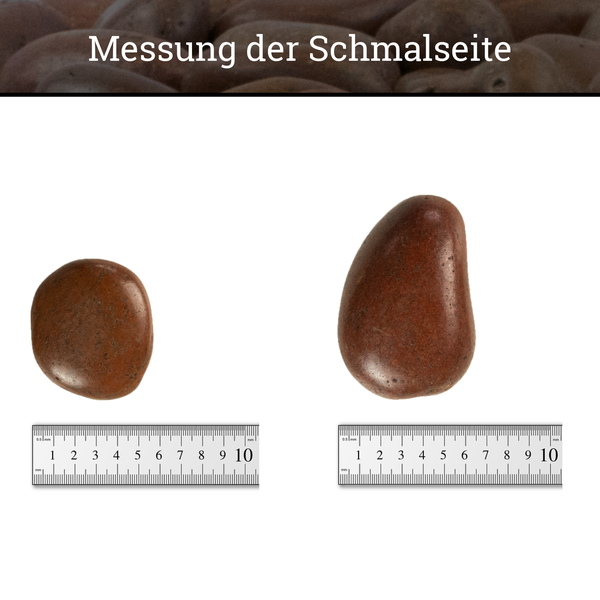 Messung der Schmalseite von zwei braunen Zierkieseln mit Linealen in Millimetern.