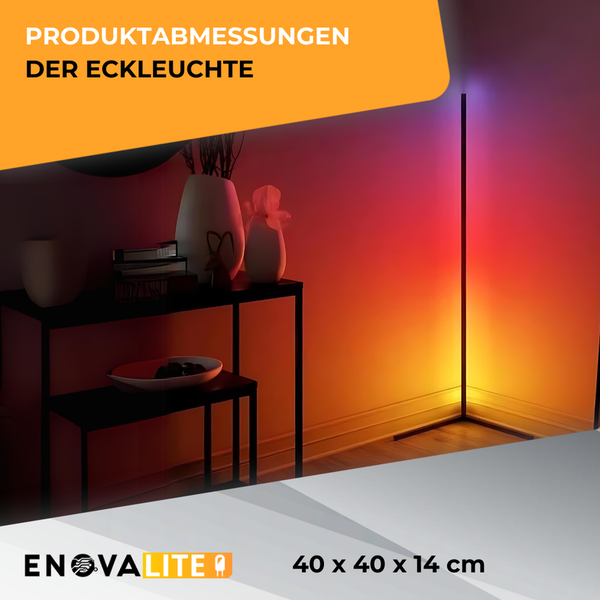 Eckleuchte im Raum mit Beistelltisch, Vasen und Farbakzenten