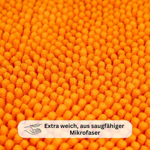 Detailaufnahme der weichen Oberflächenstruktur einer saugfähigen Chenille-Badematte aus Mikrofaser.