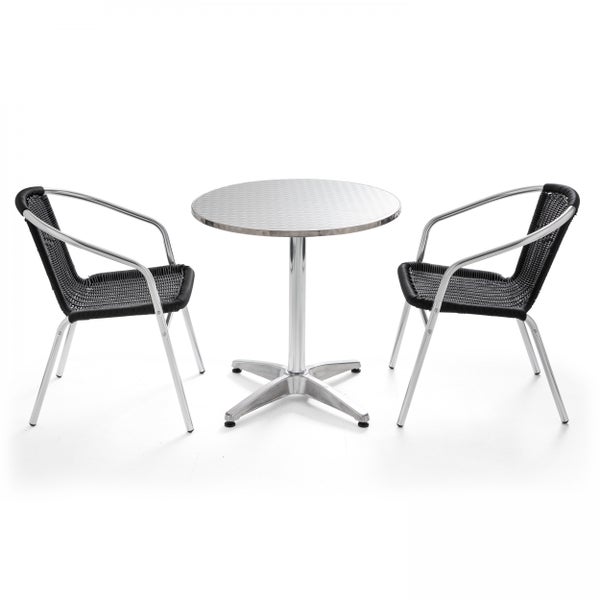 Bistro-Set mit rundem Metalltisch und zwei Stühlen aus schwarzem Kunststoffgeflecht und silbernem Metallrahmen.