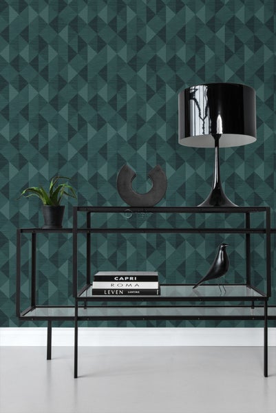 Dekorative Wand mit geometrischem Tapetenmuster und Regal mit Dekorationsgegenständen