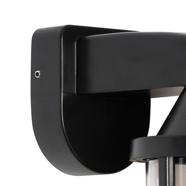 Detailansicht der schwarzen Wandhalterung einer Außenleuchte aus Metall mit kleiner Inbusschraube.