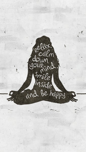 Wandbild mit Yoga-Silhouette im Lotussitz und Text relax calm down your mind smile inside and be happy auf strukturiertem Hintergrund.