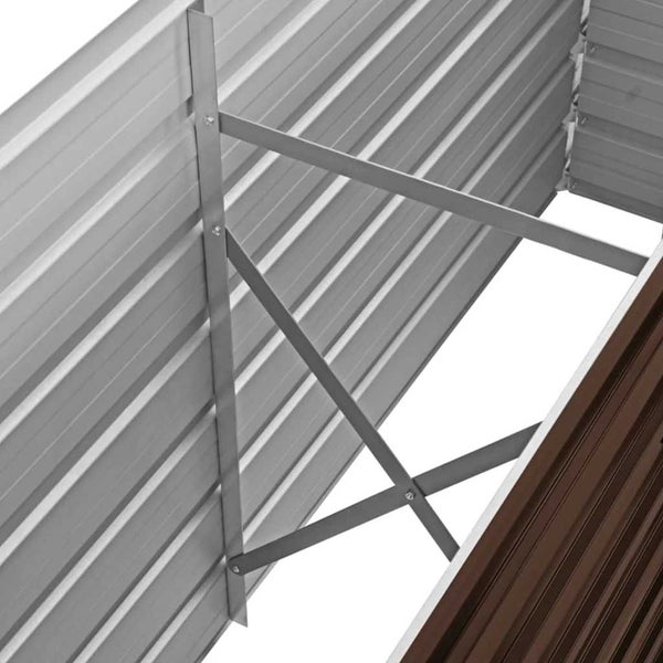 Innenansicht eines Metall-Hochbeets mit diagonalen Verstrebungen zur Stabilisierung der Wellblechwände.
