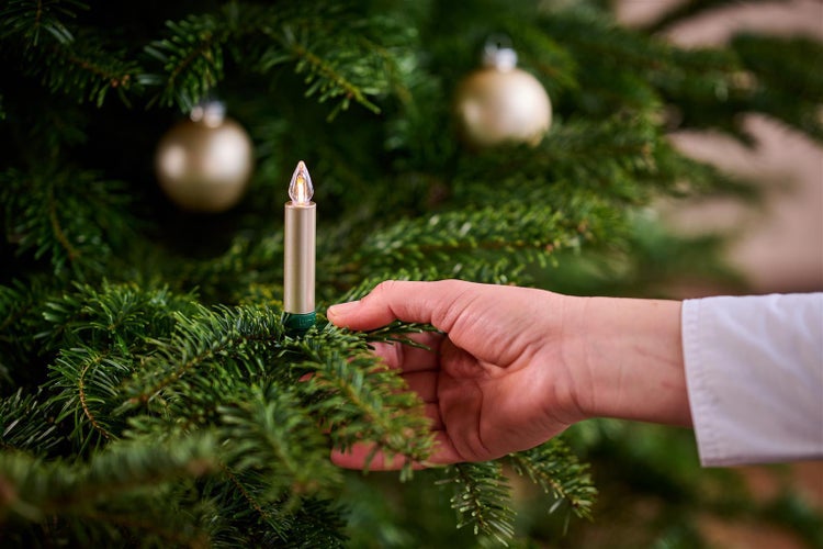 Dekorierter Weihnachtsbaum mit kabellosen Kerzen und Christbaumkugeln
