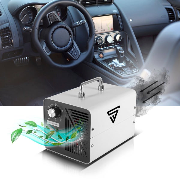 Ozon-Generator im Einsatz zur Geruchsbeseitigung im Auto