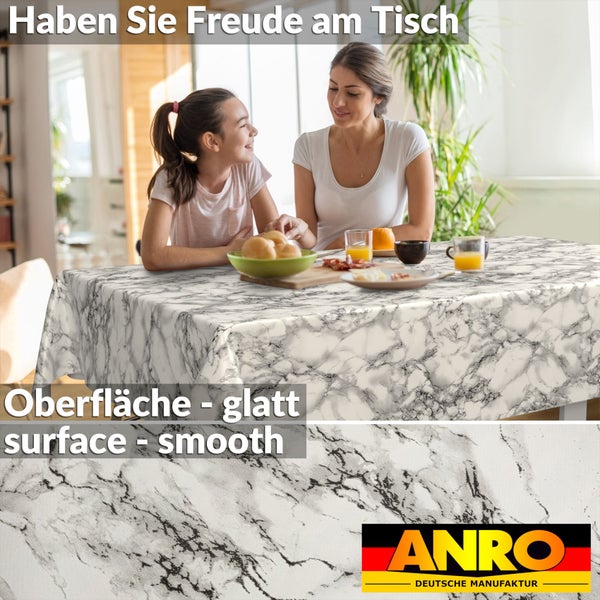 Marmorierte Tischdecke auf einem gedeckten Tisch in einer hellen Umgebung, glatte Oberfläche, ANRO Logo.