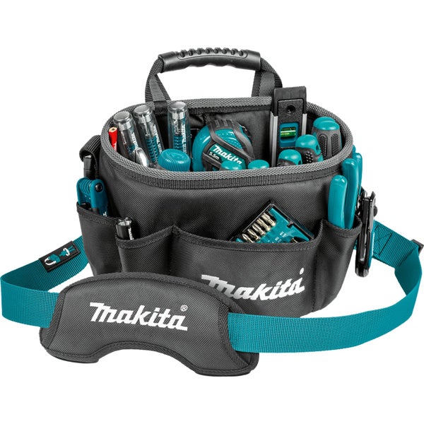 Makita Werkzeugtasche mit Makita Logo, Schultergurt und Tragegriff, bestückt mit Schraubendrehern, Maßband, Wasserwaage und Bit-Set.