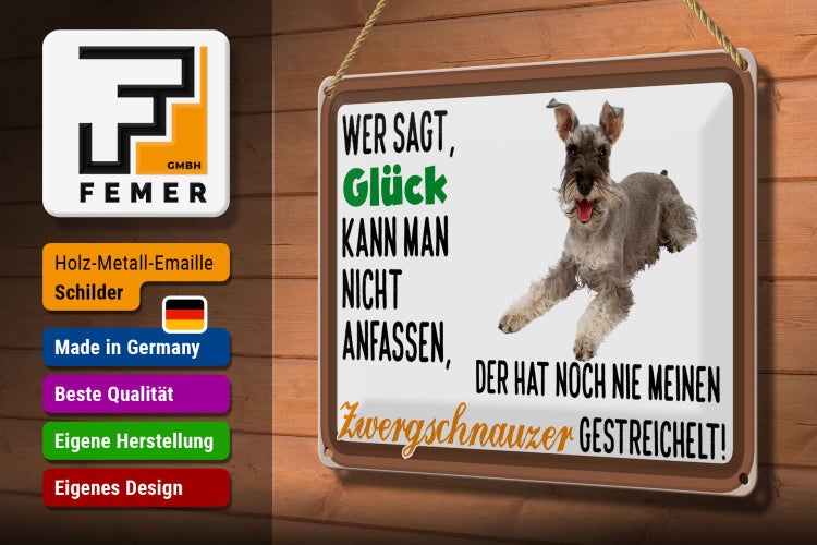 Gartenszene mit Rattansitzgruppe, Kissen und Teppich für den Außenbereich auf einer Terrasse.