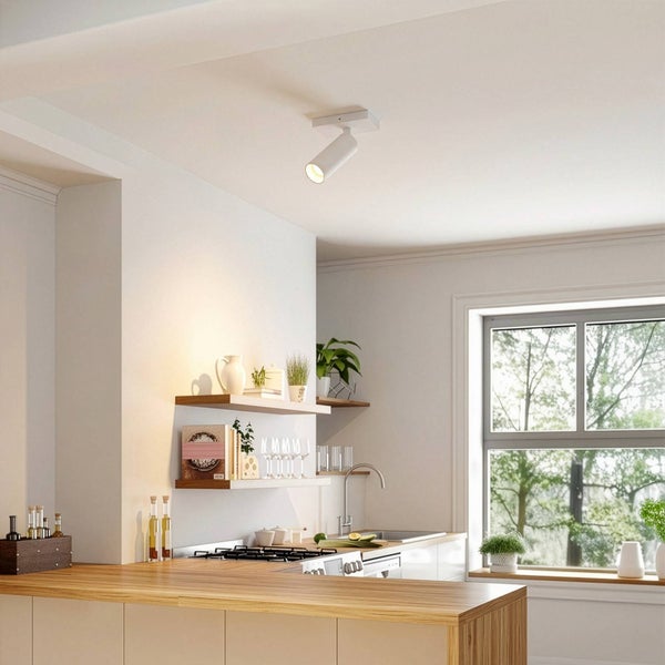 Moderne Küche mit Deckenstrahler, Regalen und Fenster für eine helle Atmosphäre.