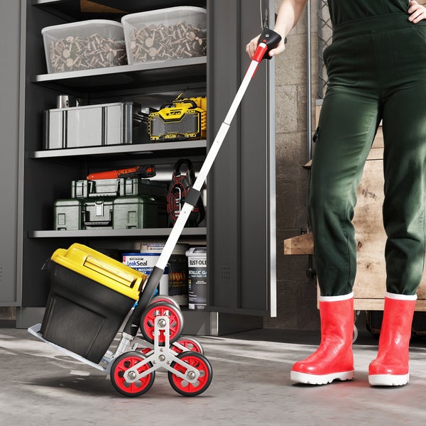 Gefalteter Transportwagen mit Gepäck im Kofferraum eines Autos