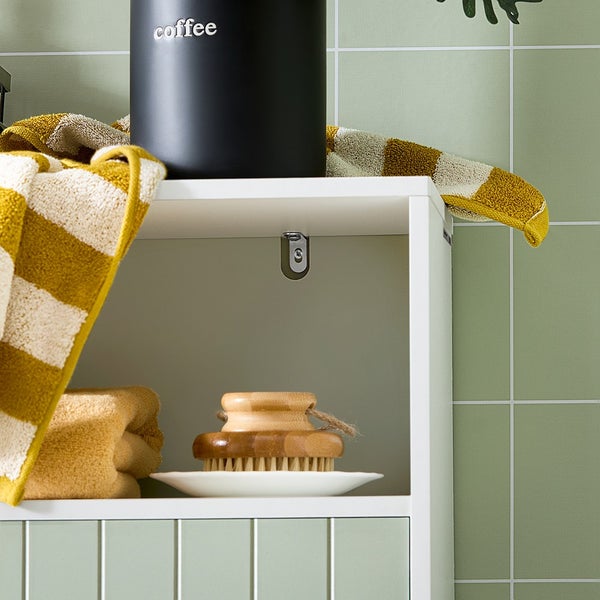 Badezimmerregal mit Handtüchern, Bürste und Kaffeebehälter