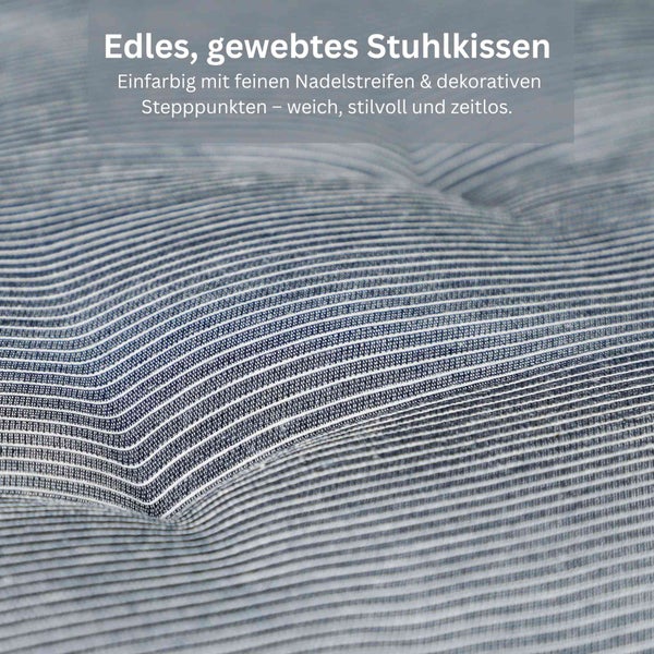 Gewebtes Stuhlkissen mit feinen Nadelstreifen und dekorativen Stepppunkten.