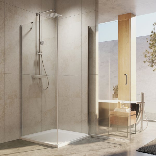 Moderne Walk-In Dusche mit rahmenloser Glaswand, flacher Duschwanne und Duschsystem in einem hellen Badezimmer mit Natursteinoptik.