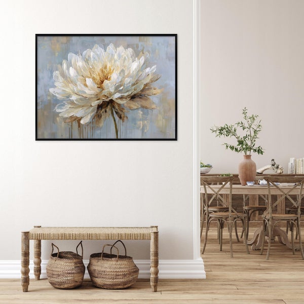 Wandbild mit abstraktem Blumenmotiv in einem schwarzen Rahmen, platziert über einer Holzbank mit zwei geflochtenen Körben in einem Wohnbereich.