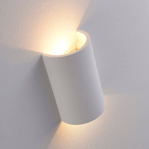 Moderne halbrunde Wandleuchte in Weiß mit Up-and-Down-Lichteffekt an einer strukturierten Wand.