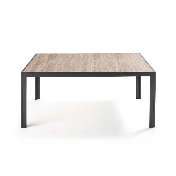 Rechteckiger Gartentisch mit Metallgestell und Tischplatte in Holzoptik.