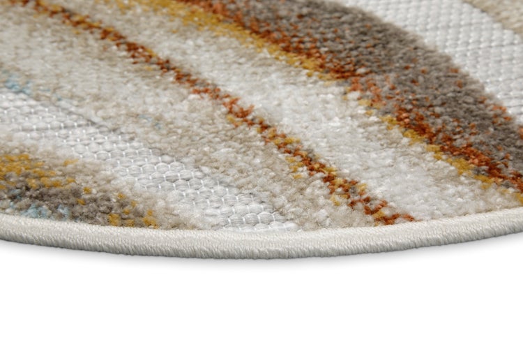 Detailansicht der Kante eines runden gewebten Teppichs mit strukturiertem Muster