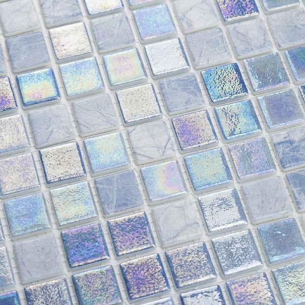 Quadratische Mosaikfliesen in Glasoptik mit strukturierter Oberfläche für Wandverkleidungen im Innenbereich.