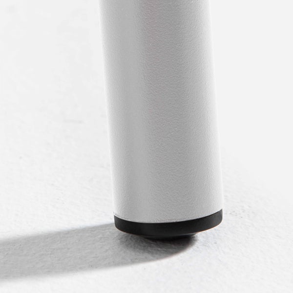 Nahaufnahme eines runden Metallfußes mit schwarzem Kunststoffgleiter für Möbel.