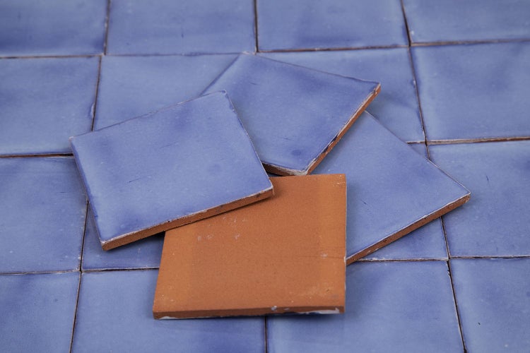 Quadratische Fliesen aus Terrakotta