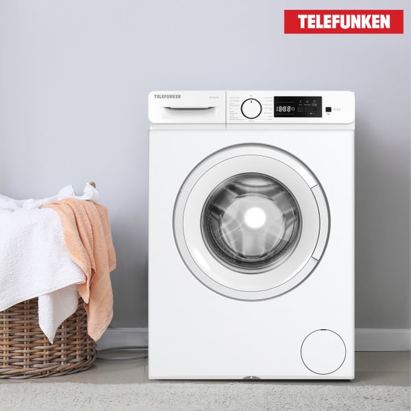 Telefunken Waschmaschine vor einer grauen Wand mit Wäschekorb