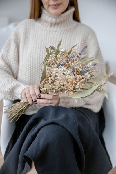 Frühlingsmelodie: Harmonie von Lavendel, Glixia und Eukalyptus in Trockenblumenstrauß