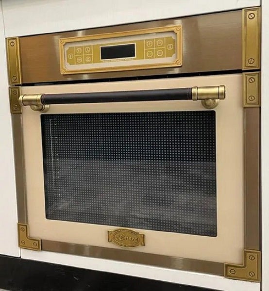 Einbaubackofen im Retro Design mit Digitalanzeige und Metallapplikationen eingebaut in eine Küchenfront.