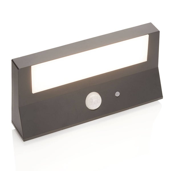 Moderne schwarze Außenwandleuchte mit integriertem LED-Panel und Bewegungsmelder.