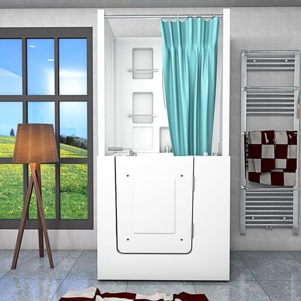 Modernes Badezimmer mit Sitzbadewanne mit Tür, türkisem Duschvorhang, Handtuchheizkörper, Stehleuchte und Fenster mit Naturblick.